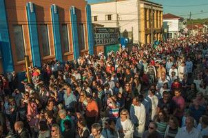 sao manuel, brasilien - 31 maj 2018. folksamling med religiös procession som passerar en färgglad sandmatta vid firandet av heliga veckan i sao manuel. en liten stad på landsbygden i delstaten sao paulo. foto