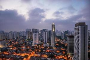 utsikt över stadens silhuett i det tidiga morgonljuset med hus och byggnader under molnig himmel i staden Sao Paulo. den gigantiska staden, känd för sitt kulturella och affärskall. foto