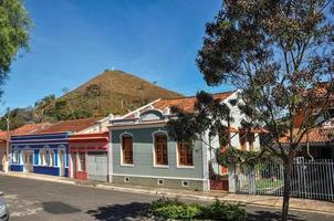 utsikt över typiskt arkitekturhus i regionen vid monte alegre do sul. på landsbygden i delstaten sao paulo, en region rik på jordbruks- och boskapsprodukter, Brasilien foto