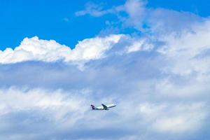 latam flygbolag flyger över Rio de Janeiro Brasilien. foto