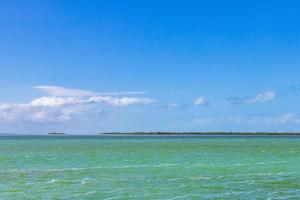 panorama landskap vy holbox ö natur sandbank turkost vatten Mexiko. foto