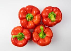 röd paprika på en vit bakgrund. grönsaker fulla av vitaminer.
