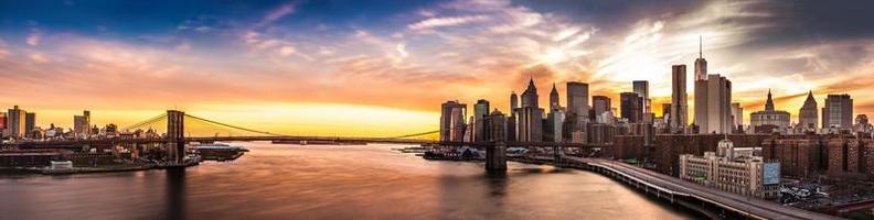 Brooklyn bridge panorama vid solnedgången foto