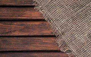 mörk trästruktur och tyg. textilier och trä. textil textur. foto