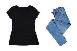 tom svart t-shirt och blå jeans på vit bakgrund, svart t-shirt mock up och blå jeans, tom t-shirt foto