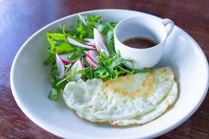 stekt äggvita med sallad och sesam balsamicodressing hälsosam frukost foto