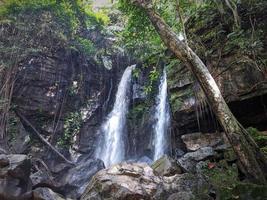 kotabangun vattenfallstur i djungeln i Kalimantan, Indonesien foto