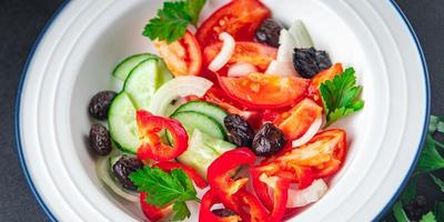 sallad torkade oliver och grönsaker a la grekisk sallad hälsosam måltid mat