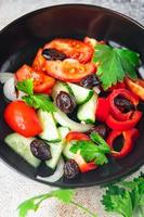 sallad torkade oliver och grönsaker a la grekisk sallad hälsosam måltid mat