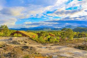 norska trästugor stugor i naturlandskapet nissedal norge. foto