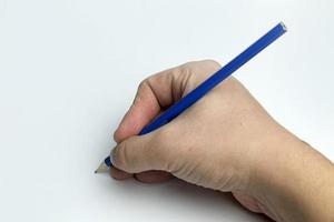 hand på en vit bakgrund som håller en penna. foto