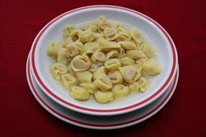 italiensk tortellini i brodo. traditionell bolognarätt för jul- och nyårsafton. foto