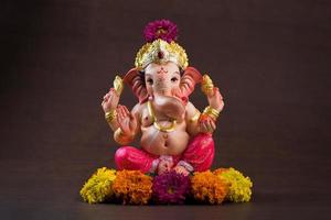 hinduisk gud ganesha. ganesha idol på mörk trä bakgrund. foto