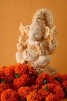 hinduiska gud ganesha. ganesha idol på gul bakgrund foto