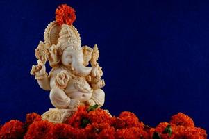hinduiska gud ganesha. ganesha idol på blå bakgrund foto