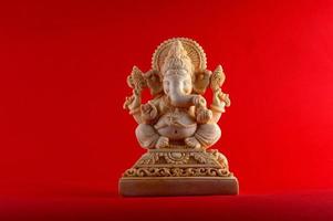 hinduiska gud ganesha. ganesha idol på röd bakgrund foto