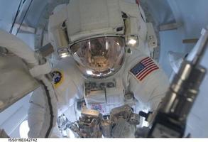 astronauten joseph acaba klädd i sin extravehicular mobility unit rymddräkt foto