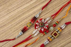 raksha bandhan bakgrund med en elegant rakhi. ett traditionellt indisk armband som är en symbol för kärlek mellan bröder och systrar. foto