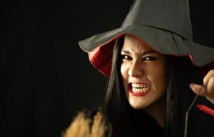 asiatiska unga deltar i en halloweenfest foto