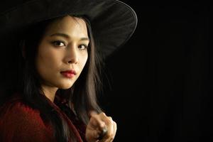 asiatiska unga deltar i en halloweenfest foto