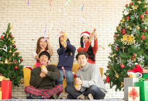 grupp vackra asiatiska unga människor i julfest foto