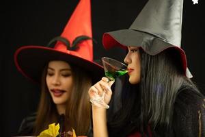 asiatiska unga deltar i en halloweenfest foto