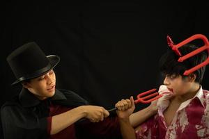 asiatiska unga deltar i en halloweenfest foto