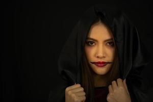 asiatiska unga deltar i en halloweenfest foto