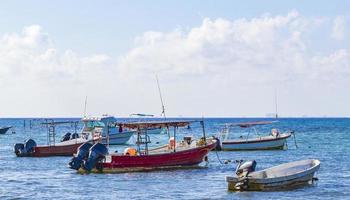 båtar yachter på den tropiska mexikanska stranden playa del carmen mexico. foto