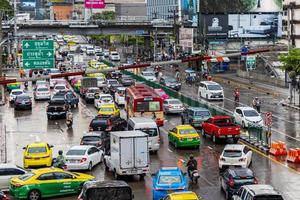 bangkok thailand 22. maj 2018 rusningstid stor tung trafikstockning i livliga bangkok thailand. foto