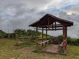 foto av landskap och lusthus på berget tinggimoncong, sulawesi, indonesien