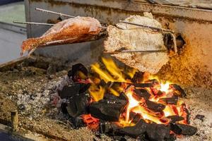 fisk på grillen thailändsk nattmarknad gatumat, bangkok, thailand. foto