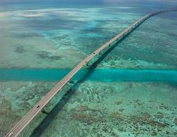 irabu ohashi är en 3,5 km lång bro mellan öarna miyakojima och irabujima i okinawa, japan. foto