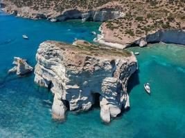 cove of kleftiko är ett gammalt pirater gömställe. milos, grekland. foto