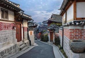 gränd med gammal koreansk arkitektur i byn bukchon hanok, seoul. foto