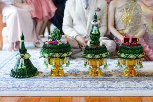 brickor med bröllopspresenter och betelskålar från brudgummen till brudens familj, khan mak procession, thailändsk bröllopsförlovningsceremoni foto
