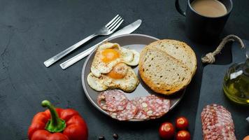 stekt ägg med bröd och salami foto