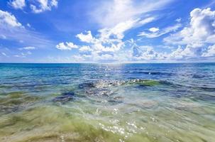 turkos klart vatten stenblock stenar mexikansk strand del carmen mexico. foto