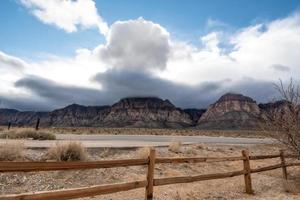 stormmoln som kommer över bergen i Red Rock Canyon i Las Vegas, nv foto