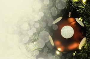 närbild av den röda grannlåten hängande från en dekorerad julgran. retro filtereffekt.