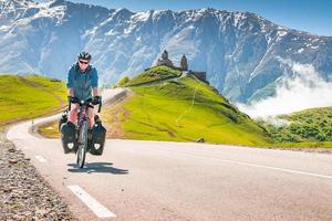 cyklist cyklar i natursköna berg foto