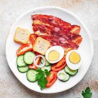 frukost bacon, ägg, grönsaker hälsosam måltid mat mellanmål på bordet kopia utrymme