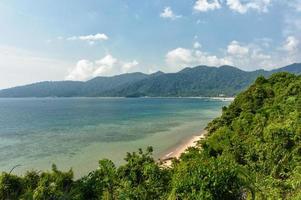 östrand och brygga nära tekkek by. tioman island, malaysia. foto