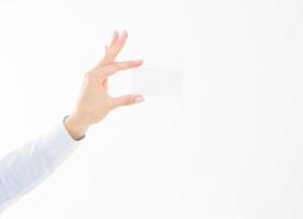 kvinnlig hand som håller visitkort isolerad på vit bakgrund. kopieringsutrymme foto