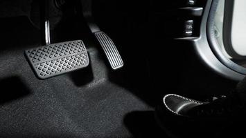 närbild foten trycka fotpedal av en bil att köra framåt. foto