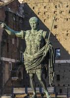 Caesar octavian augustus staty framför den antika Trajanus marknad i Rom, Italien foto