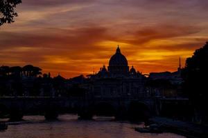 utsikt över solnedgången vid Saint Peter Basilica i Vatikanstaten, Rom foto
