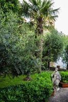 vacker trädgård i Sirmione, liten stad vid stranden av Gardasjön i Lombardiet, Italien foto