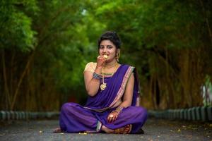 indisk traditionell vacker ung flicka i saree poserar utomhus foto