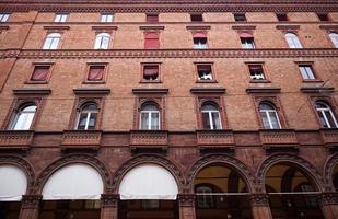 Bologna, Italien, 2021, palatsfasad i gammal renässansstil i Bolognas historiska centrum. Italien. foto